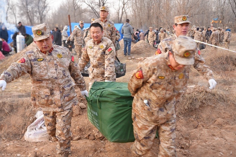 救援人員正在現(xiàn)場(chǎng)緊急搬運(yùn)物資。賀勇攝。