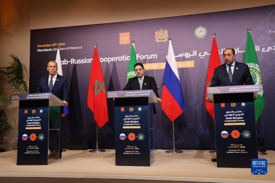 12月20日，在摩洛哥南部城市馬拉喀什舉行的第六屆阿拉伯-俄羅斯合作論壇主議程結束后，俄羅斯外交部長拉夫羅夫、摩洛哥外交大臣布里達、阿拉伯國家聯(lián)盟（阿盟）副秘書長胡薩姆·扎基（從左至右）出席記者會。新華社記者霍晶攝