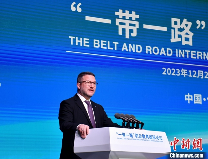 圖為活動(dòng)現(xiàn)場(chǎng)歐洲議會(huì)交通旅游委員會(huì)副主席烏伊海依·伊什特萬(wàn)致辭。 中新社記者 韓冰 攝