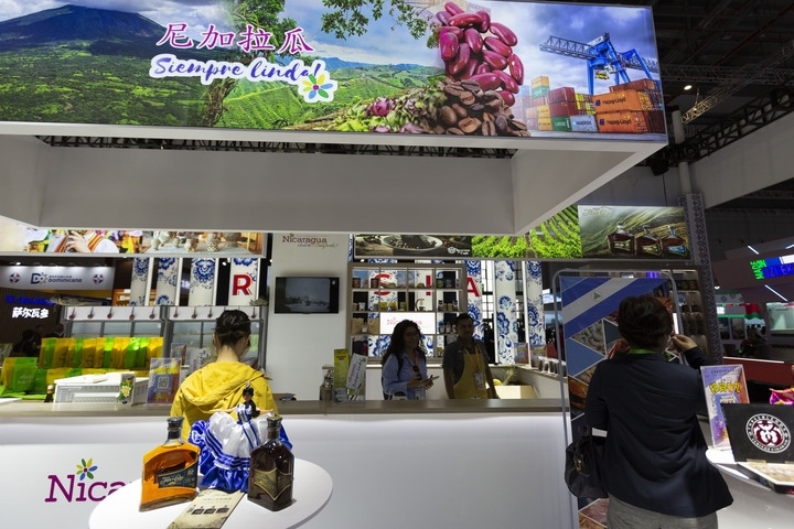 2023年11月6日在第六屆進(jìn)博會(huì)國(guó)家展拍攝的尼加拉瓜展臺(tái)。