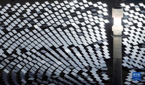 這是2023年6月11日在青海省海西蒙古族藏族自治州格爾木市拍攝的一座光熱電站（無人機照片）。 新華社記者 張宏祥 攝