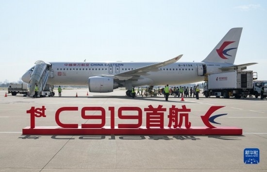 這是2023年5月28日在上海虹橋國際機場停機坪拍攝的C919飛機。當日，由C919大型客機執(zhí)飛的東方航空MU9191航班平穩(wěn)降落在北京首都國際機場，標志著該機型圓滿完成首個商業(yè)航班飛行，正式進入民航市場，開啟市場化運營、產(chǎn)業(yè)化發(fā)展新征程。 新華社記者 丁汀 攝