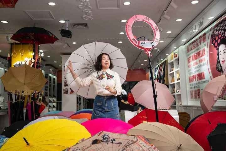 在義烏打拼了27年的商戶張吉英，正通過直播銷售雨傘。義烏市委宣傳部供圖