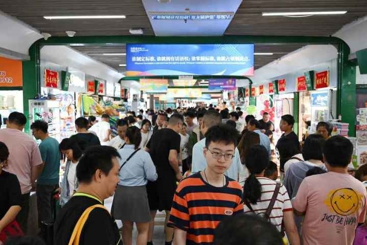 國慶長假期間，“世界超市”摩肩接踵。共享聯(lián)盟·義烏 吳峰宇 攝