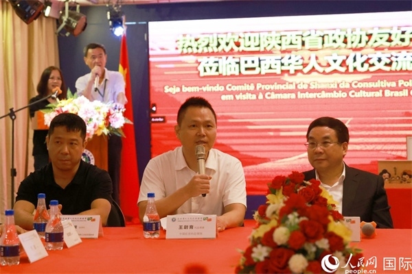 中國駐里約熱內(nèi)盧代總領(lǐng)事王尉育（中）在座談會中致辭。人民網(wǎng)記者 陳海琪攝