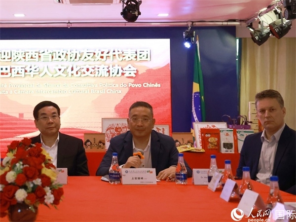 巴西華人文化交流協(xié)會主席上官建峰（中）在座談會上發(fā)言。人民網(wǎng)記者 陳海琪攝