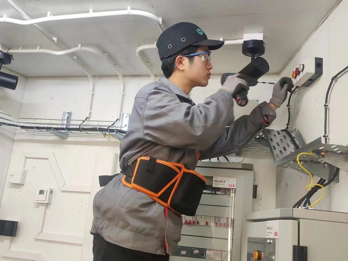 張強(qiáng)在安裝指示燈盒實(shí)訓(xùn)中。高磊磊 攝