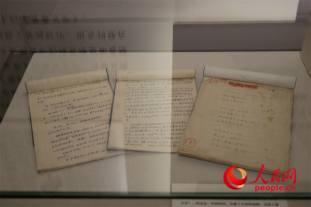 《青春萬(wàn)歲》手稿。人民網(wǎng)記者 韋衍行攝