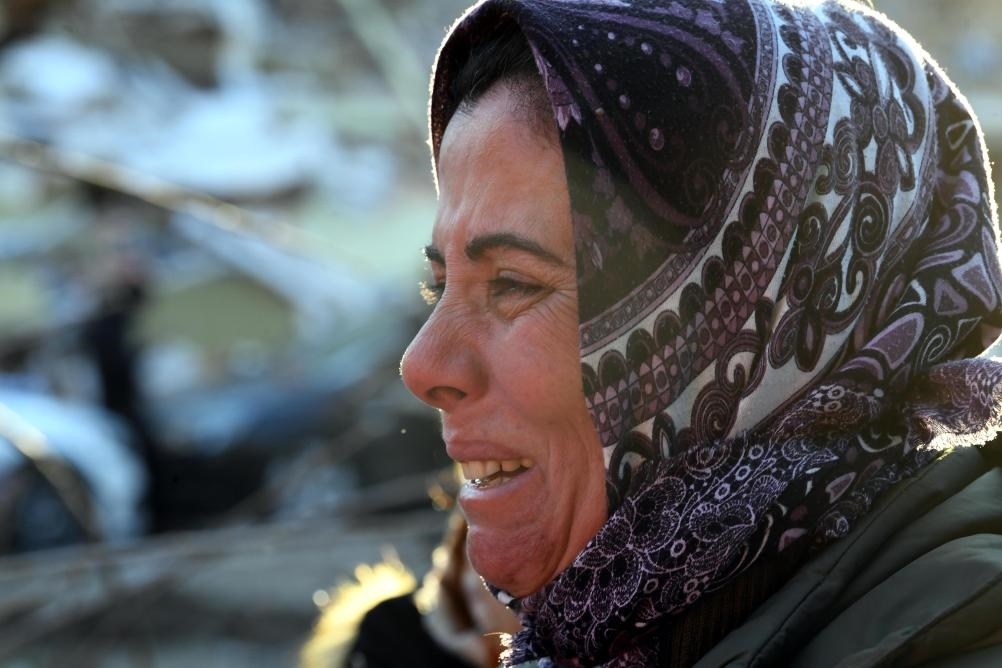 2月8日，在土耳其哈塔伊的一處地震廢墟，當(dāng)?shù)鼐用竦却H人的消息。新華社記者沙達(dá)提攝