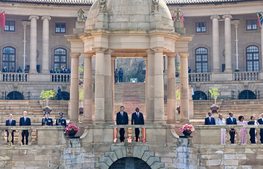 當(dāng)?shù)貢r(shí)間8月22日上午，正在南非進(jìn)行國(guó)事訪(fǎng)問(wèn)的國(guó)家主席習(xí)近平在比勒陀利亞總統(tǒng)府同南非總統(tǒng)拉馬福薩會(huì)談。會(huì)談前，拉馬福薩在總統(tǒng)府廣場(chǎng)為習(xí)近平舉行歡迎儀式。新華社記者 殷博古 攝