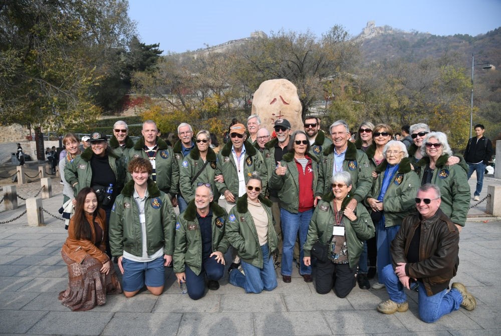 2023年10月29日，飛虎隊(duì)老兵莫耶一行人在北京八達(dá)嶺長(zhǎng)城合影留念。當(dāng)日，美中航空遺產(chǎn)基金會(huì)訪(fǎng)華代表團(tuán)成員陸續(xù)抵達(dá)北京。新華社記者 任超 攝