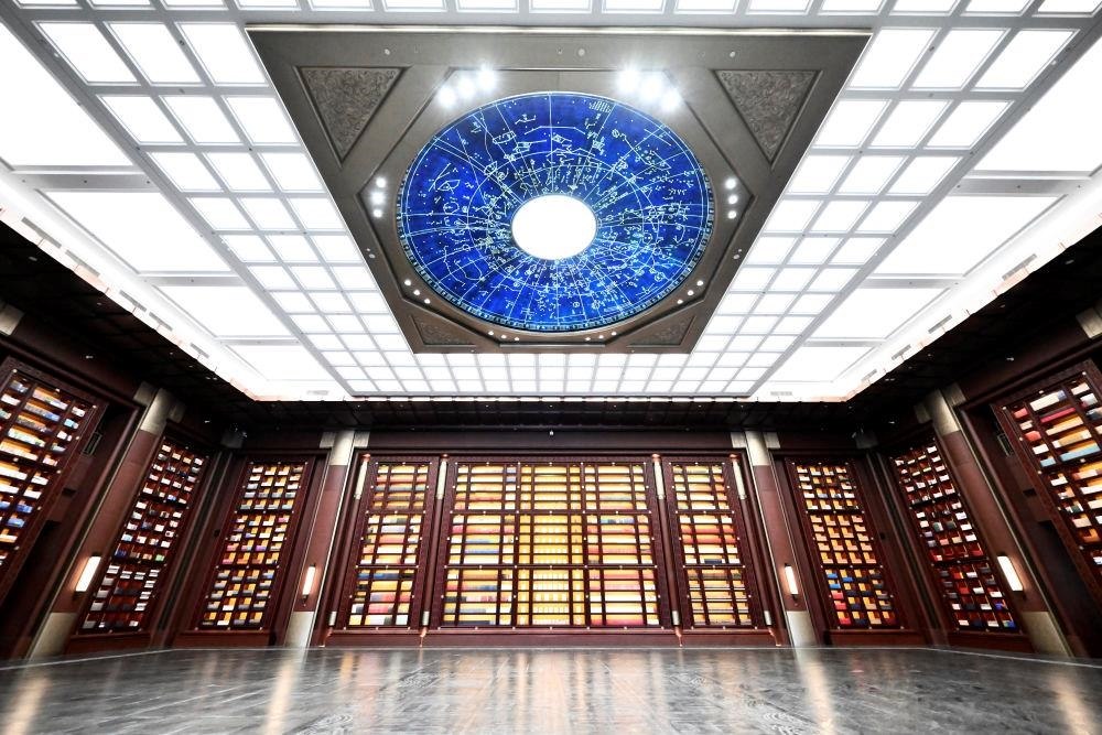 △中國(guó)國(guó)家版本館中央總館“文瀚閣”內(nèi)景。星空穹頂上是一幅宋代石刻天文圖，傳遞著“文瀚閣”的寓意：中華文明如星空般浩瀚璀璨。
