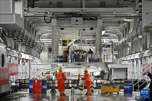 12月30日，建設者在青島膠州灣第二隧道工程南線主線隧道盾構掘進現(xiàn)場作業(yè)。新華社記者 李紫恒 攝