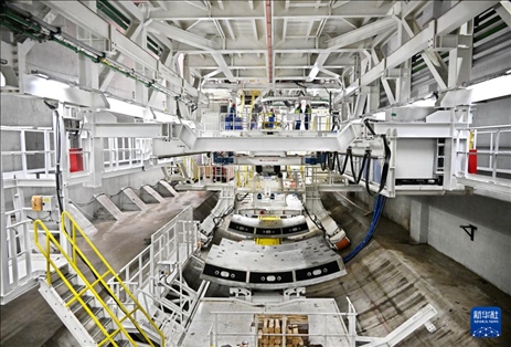 12月30日，建設者在青島膠州灣第二隧道工程南線主線隧道盾構掘進現(xiàn)場作業(yè)。新華社記者 李紫恒 攝