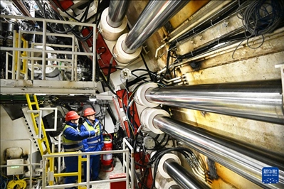 12月30日，中鐵十四局技術人員在盾構掘進開始前檢查“海天號”盾構機。新華社記者 李紫恒 攝