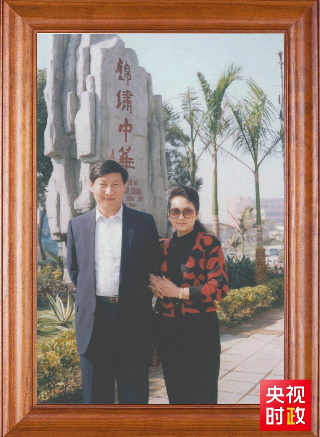 △這是習近平和夫人彭麗媛的合影。這張照片第一次出現在他的書架上。