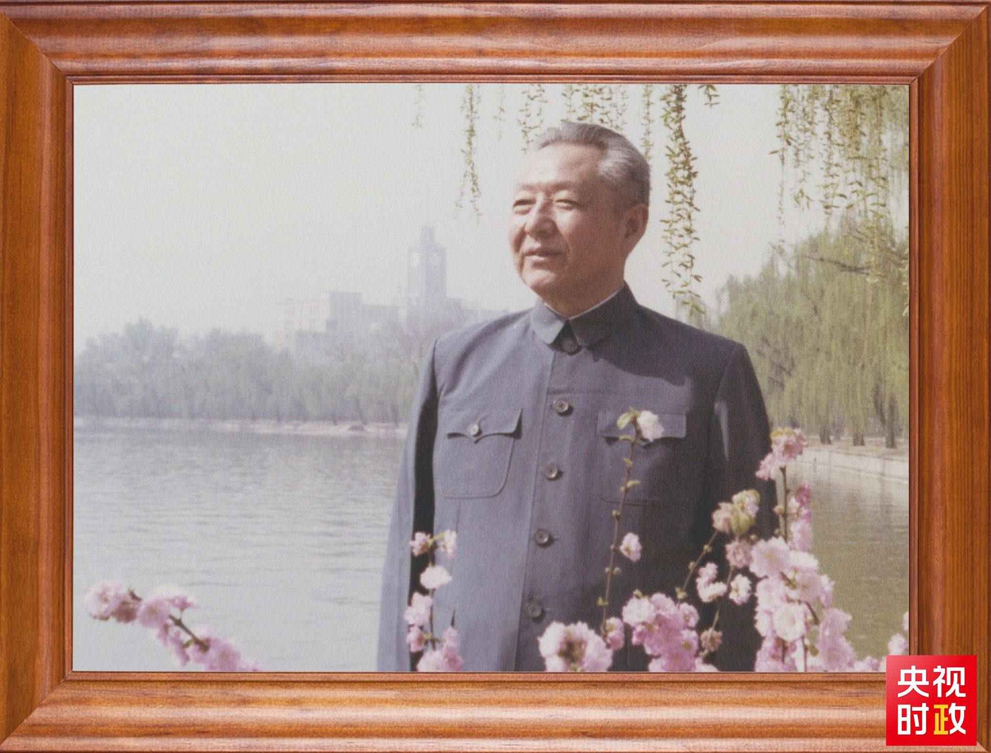 △這是習近平父親習仲勛同志的照片。2023年10月15日，是習仲勛同志誕辰110周年紀念日。這張照片第一次出現在他的書架上。