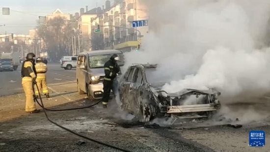 這張俄羅斯緊急情況部12月30日發(fā)布的視頻截圖顯示，在俄羅斯別爾哥羅德市，工作人員在現(xiàn)場救援。新華社發(fā)