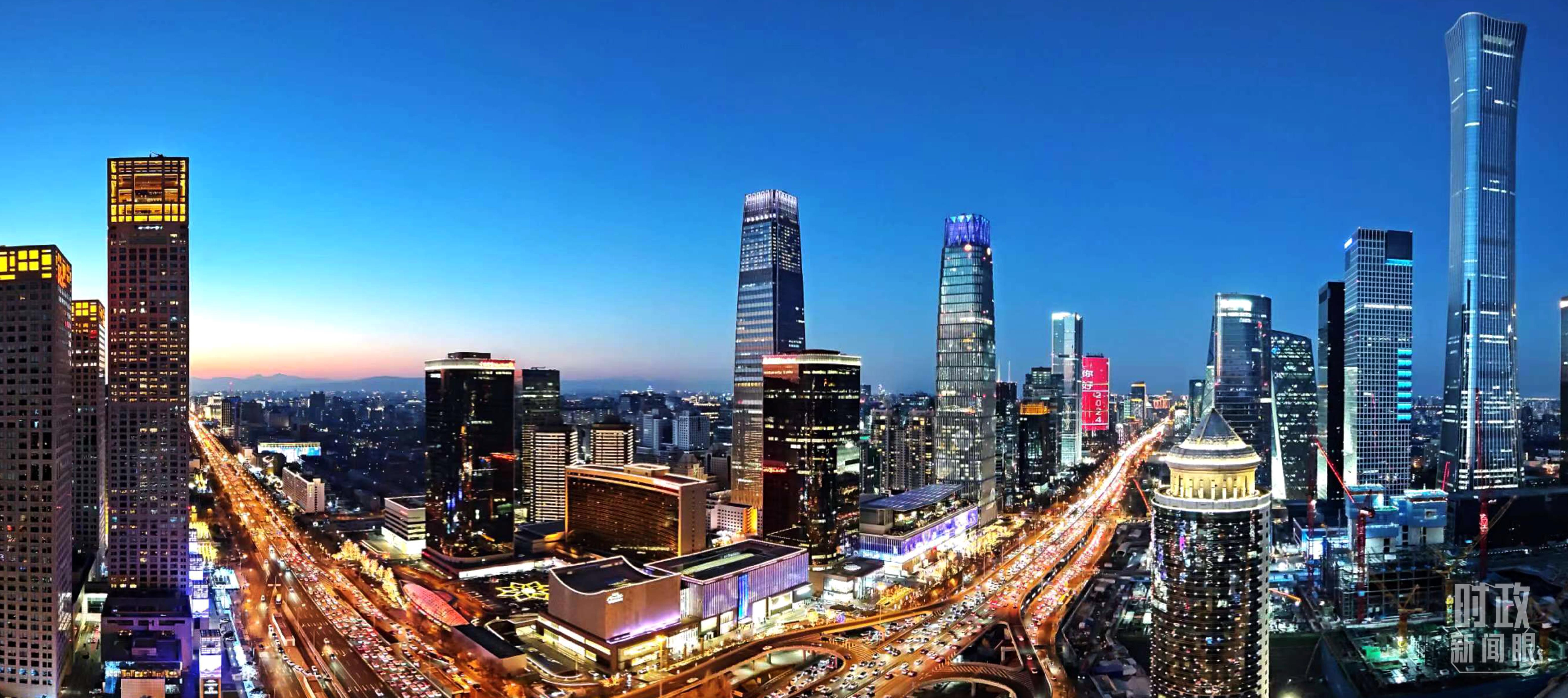 △2023年12月31日，北京CBD商圈。（總臺(tái)央視記者鐘信偉拍攝）