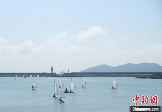 浙江象山，杭州亞運會帆船項目運動員揚帆起航。林波 攝