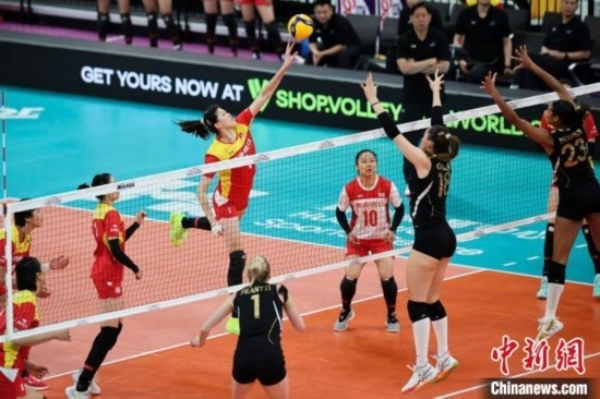 女排世俱杯賽場上，天津渤海銀行女排(紅)對陣巴西海灘女排(黑)。主辦方供圖