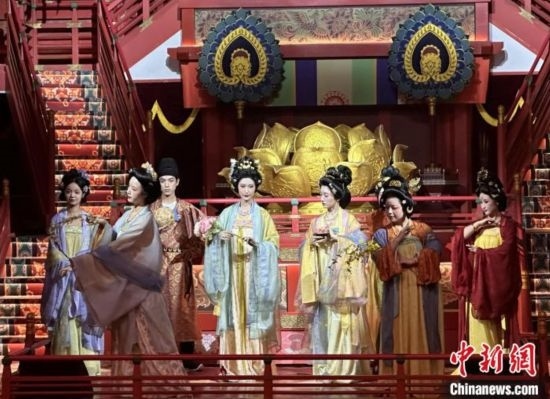 2023年12月31日晚間，在長安十二時辰主題街區(qū)進行的漢服表演。 中新社記者 張一辰 攝