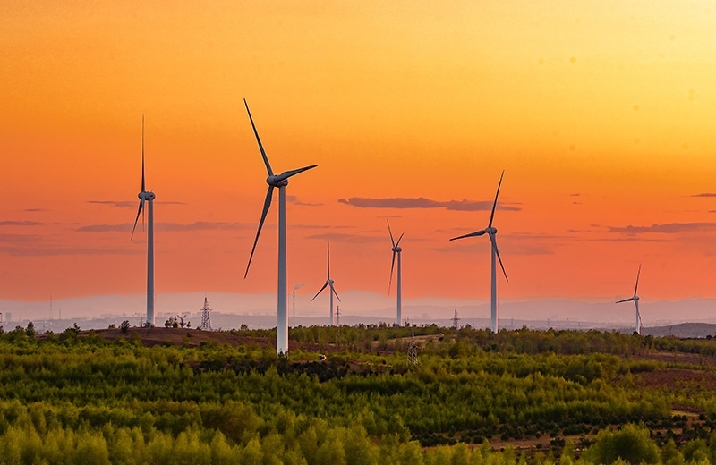 2023年5月23日清晨拍攝的內(nèi)蒙古興安盟烏蘭浩特市呼和馬場風力光伏發(fā)電場內(nèi)的風機。