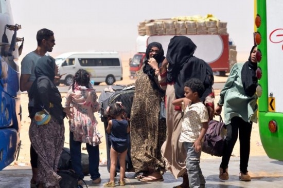  2023年4月27日，在埃及南部與蘇丹交界的阿爾根邊境口岸，人們離開蘇丹進(jìn)入埃及境內(nèi)。新華社發(fā)（拉德萬攝）