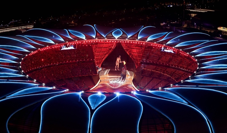 2023年9月23日，最后一棒火炬手汪順和數(shù)字火炬手在杭州亞運會開幕式上點燃主火炬。新華社記者 程婷婷 攝