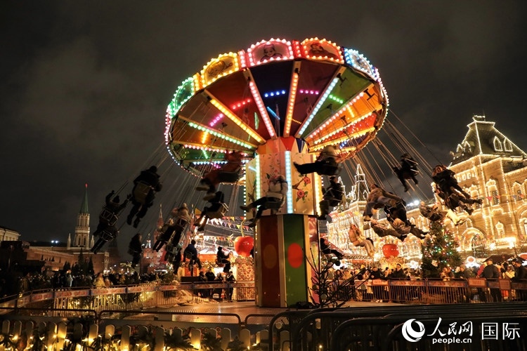 位于莫斯科紅場中央的“古姆”新年集市。人民網(wǎng)記者 隋鑫攝