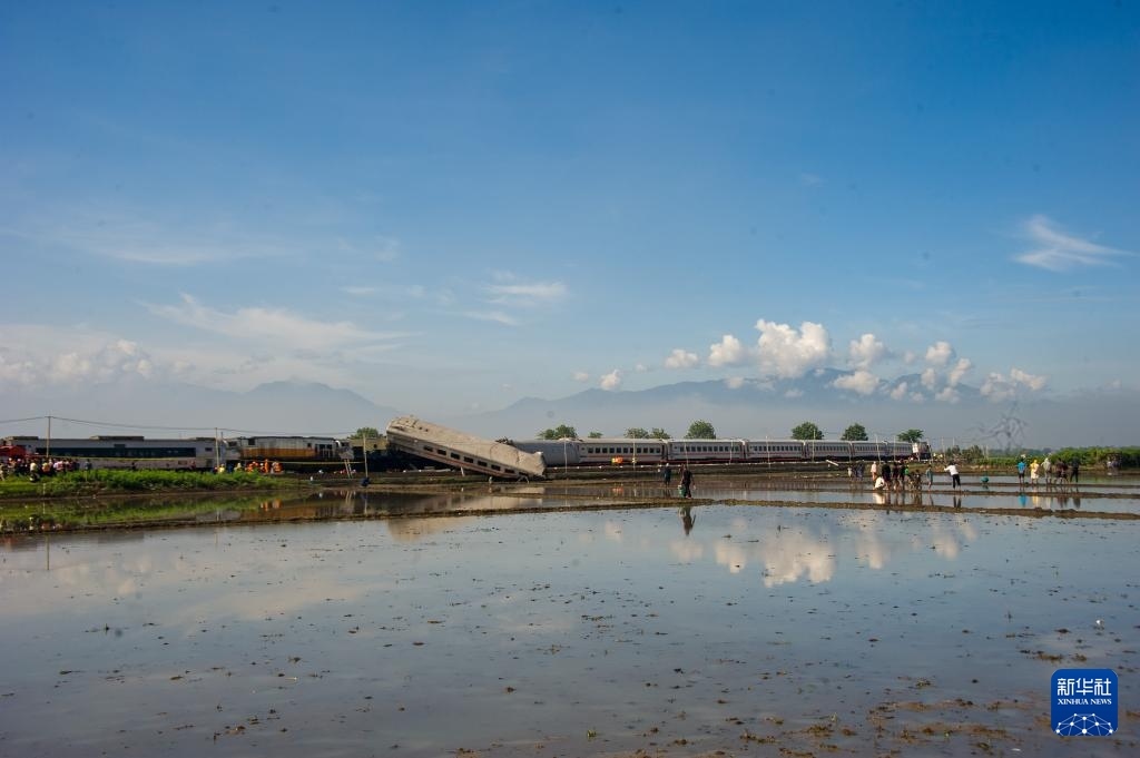 ?這是1月5日在印度尼西亞西爪哇省拍攝的列車相撞事故現(xiàn)場。新華社發(fā)（塞提安賈爾攝）