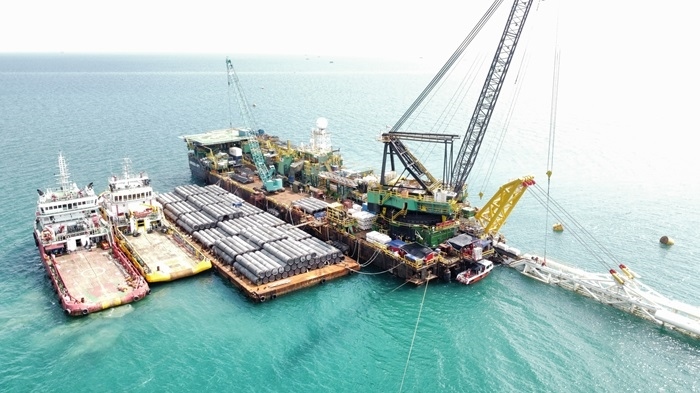 印尼拉維拉維項(xiàng)目52英寸海管拖拉頭準(zhǔn)確抵達(dá)登陸點(diǎn)。主辦方供圖