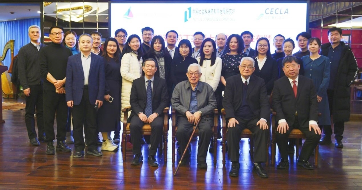 與會專家學者舉行合影。主辦方供圖