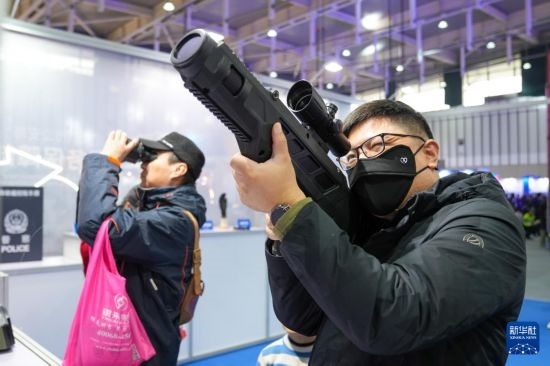 1月6日，觀眾在警營(yíng)開(kāi)放周活動(dòng)現(xiàn)場(chǎng)體驗(yàn)警用激光炫目槍。