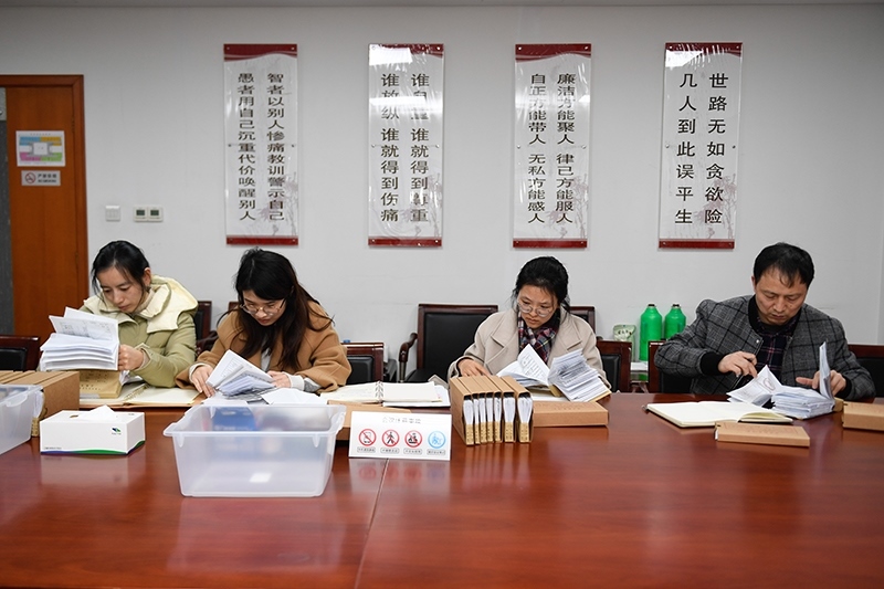 2020年1月8日，浙江寧波市北侖區(qū)紀(jì)委工作人員在檢查北侖區(qū)大數(shù)據(jù)發(fā)展管理中心2019年的公款消費票據(jù)，查找是否存在違規(guī)問題。