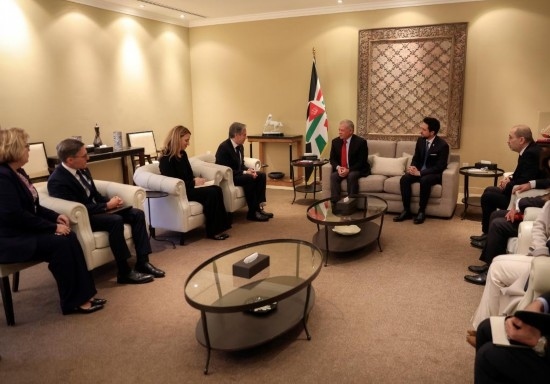 1月7日，約旦國王阿卜杜拉二世（中右）在安曼會見到訪的美國國務(wù)卿布林肯（中左）。新華社發(fā)（約旦王宮供圖）