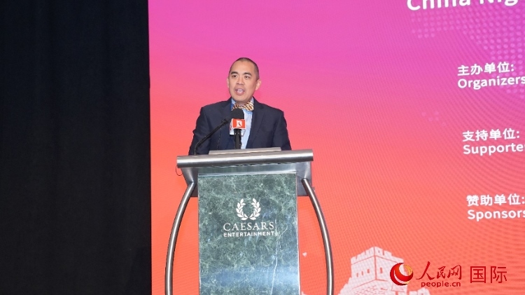 內華達州副州長辦公室幕僚長魯迪·帕明圖安在論壇致辭。人民網記者 鄧圩攝
