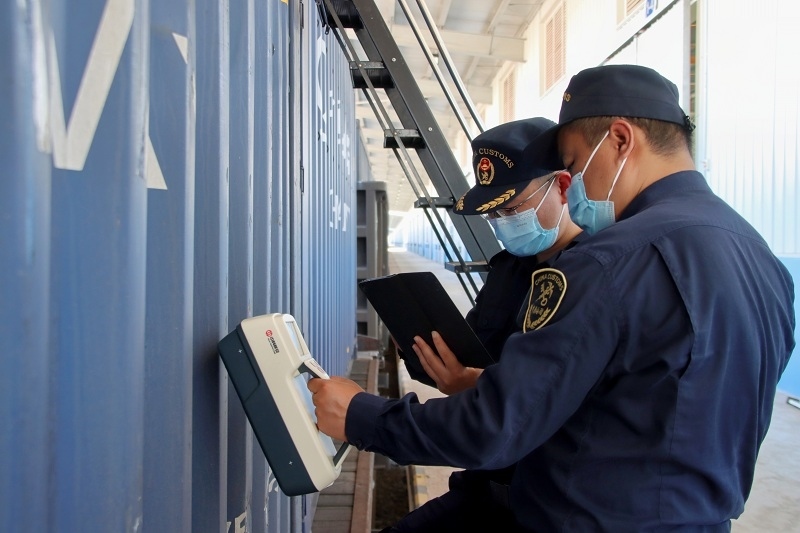 海關關員使用手持式輻射探測儀對中老鐵路入境貨物進行檢測。張釋巍攝
