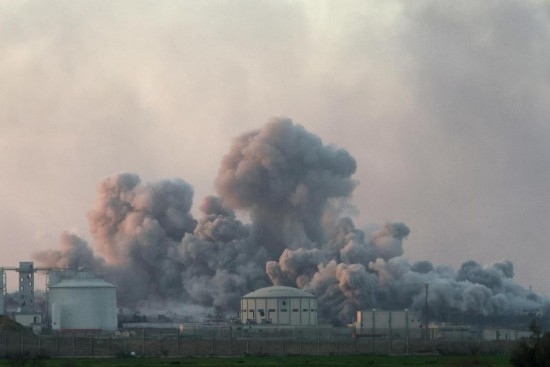  這是1月6日從加沙邊境以色列一側(cè)拍攝的加沙北部遭襲情況。新華社發(fā)（伊蘭·阿薩亞格攝/基尼圖片社）