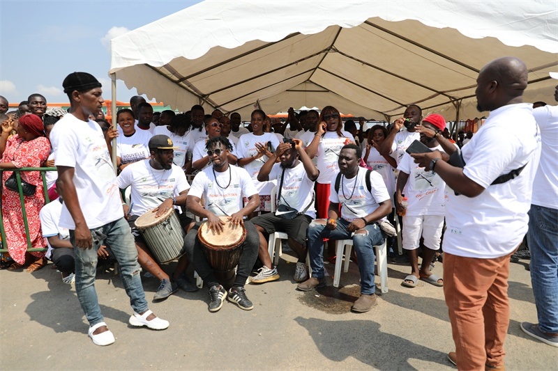 當(dāng)?shù)孛癖姂c祝通車。中建國際中西非公司供圖。