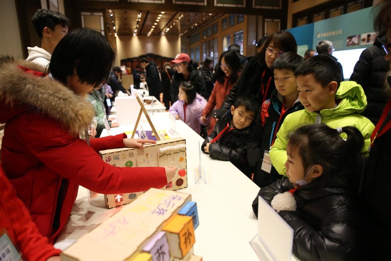 學(xué)生現(xiàn)場(chǎng)演示科創(chuàng)作品。主辦方供圖