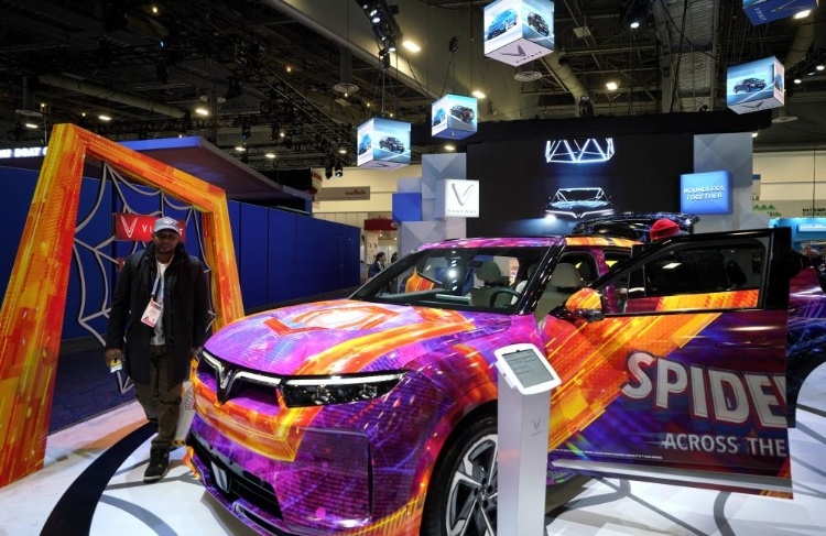 1月11日，人們在美國拉斯維加斯消費(fèi)電子展越南電動汽車制造商VinFast展臺參觀。新華社記者吳曉凌攝