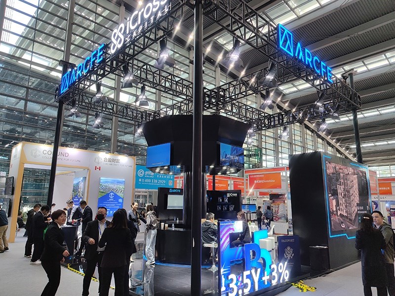 2023年12月16日，第十七屆深圳國(guó)際金融博覽會(huì)在深圳會(huì)展中心開(kāi)幕，近300家金融機(jī)構(gòu)和企業(yè)攜手多款金融產(chǎn)品集中亮相。