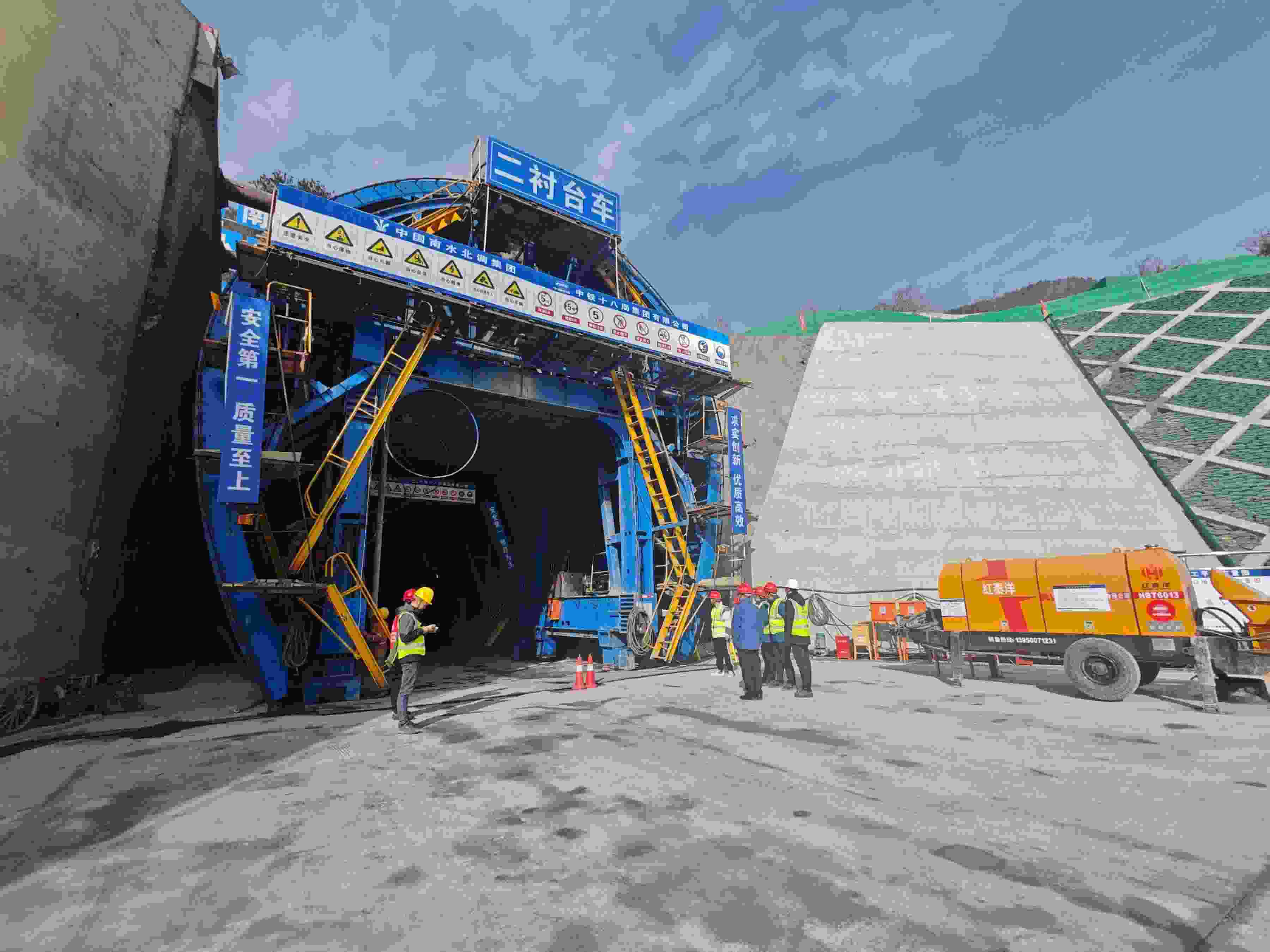 湖北省襄陽市?？悼h馬良鎮(zhèn)的引江補漢工程輸水隧洞8號平洞施工現(xiàn)場。受訪者供圖