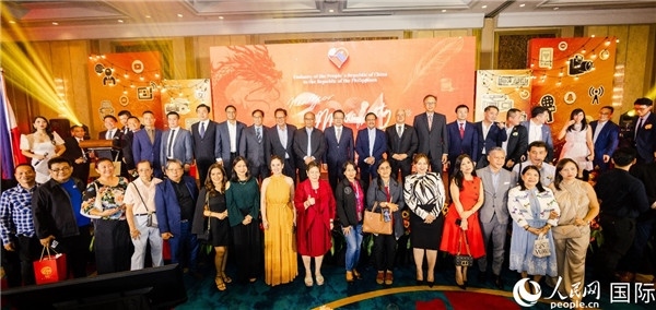 出席駐菲律賓使館2024年新年媒體沙龍部分嘉賓代表合影。人民網(wǎng)記者樊帆 攝
