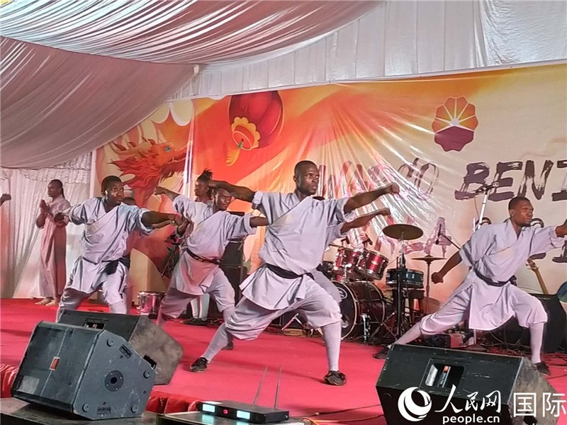 貝寧中國文化中心武術(shù)隊在進(jìn)行表演。人民網(wǎng)記者 黃培昭攝