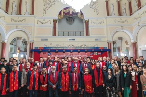 中俄書法美術作品聯(lián)展與會來賓共同合影留念。駐俄羅斯使館供圖