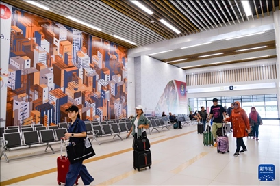 1月24日，在印度尼西亞雅加達(dá)哈利姆站，乘客在候車大廳內(nèi)行走。新華社記者 徐欽 攝