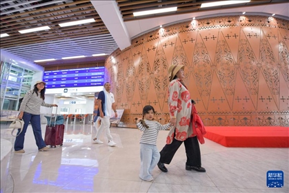 1月24日，在印度尼西亞雅加達(dá)哈利姆站，乘客在候車大廳內(nèi)行走。新華社記者 徐欽 攝