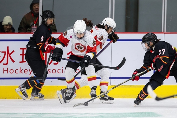 雙方球員爭(zhēng)搶。中國(guó)冰球協(xié)會(huì)供圖